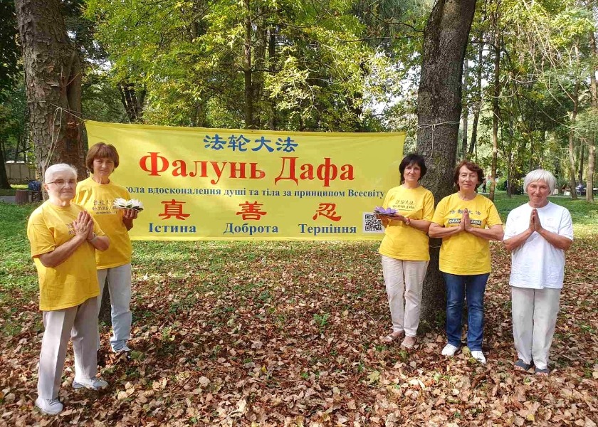 Image for article ​Khmelnitsky, Ucrania: La gente conoce sobre Falun Dafa durante las celebraciones del Día de la Ciudad