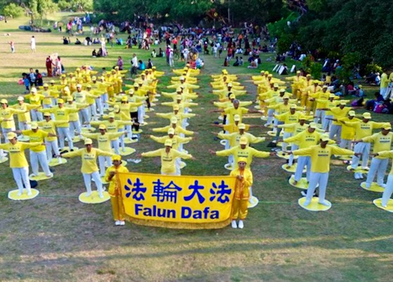 Image for article Indonesia: La meditación y los tambores a la cintura llevan la belleza de Falun Dafa a Bali