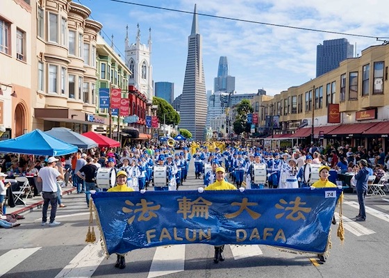 Image for article San Francisco, California: Grupo de Falun Dafa actúa en el Desfile de la Herencia Italiana