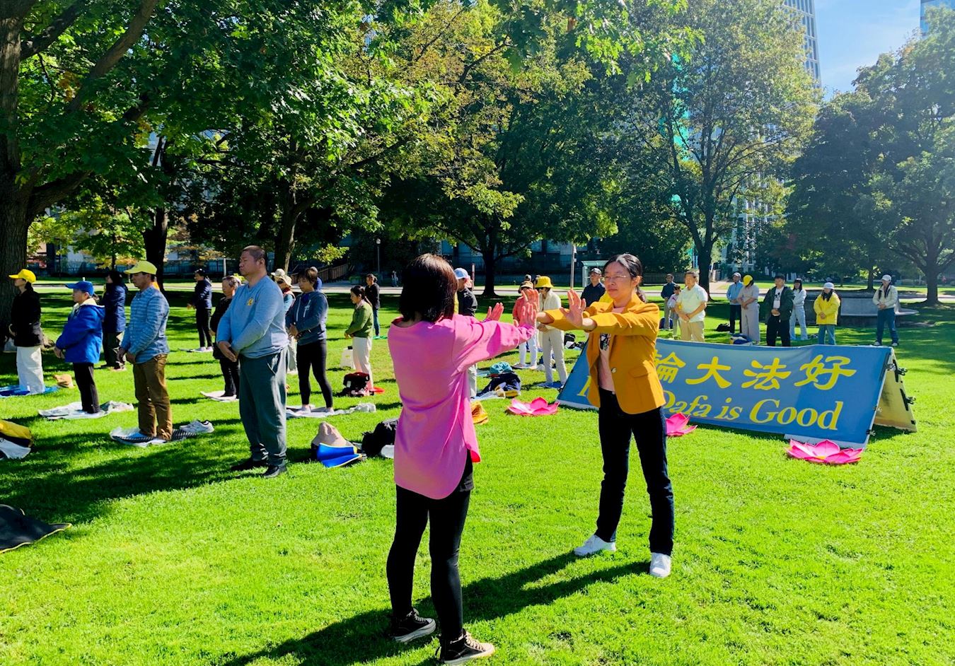 Image for article Toronto, Canadá: los ejercicios de Falun Dafa en Queen's Park atraen a los visitantes para informarse sobre la práctica