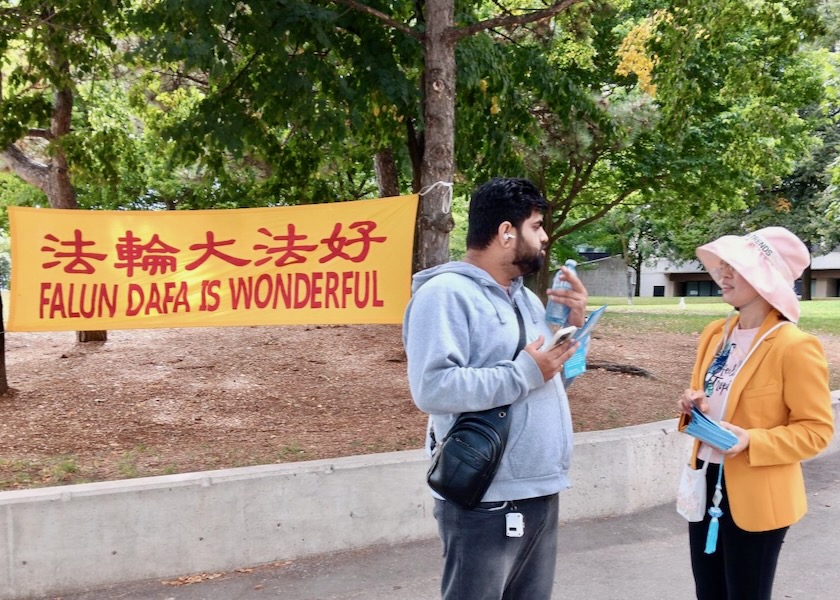 Image for article Toronto, Canadá: La gente conoce sobre Falun Gong y la persecución en Harbour Square Park