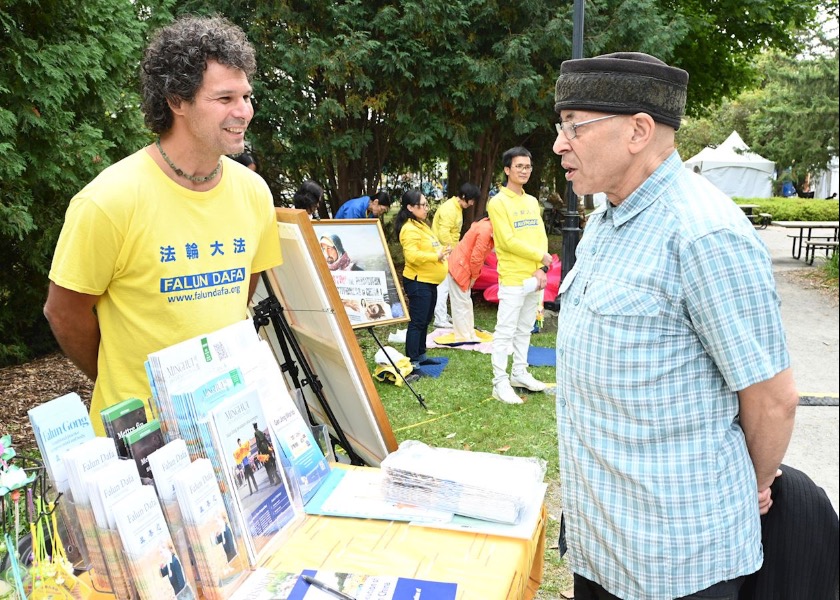 Image for article Canadá: Falun Dafa resuena en la gente en el Festival de la Paz de Quebec