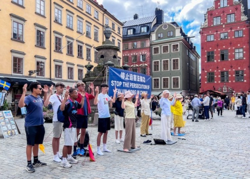 Image for article Suecia: Generando conciencia sobre Falun Dafa cerca del Museo del Premio Nobel en Estocolmo