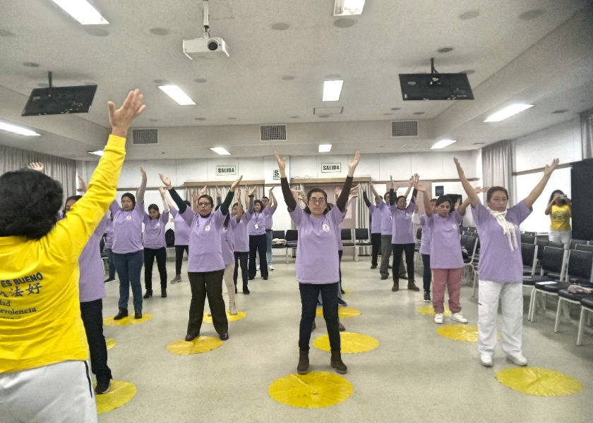 Image for article Lima, Perú: El personal del hospital aprende los ejercicios de Falun Dafa