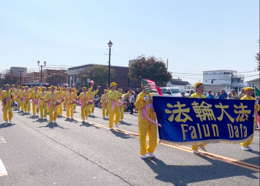 Image for article Nueva Jersey, EE. UU.: Falun Dafa recibe una cálida bienvenida en el Desfile del Día de Colón del condado de Ocean