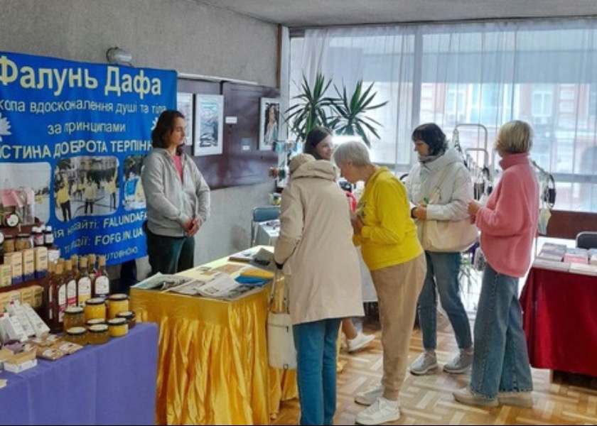 Image for article Kiev, Ucrania: La gente conoce Falun Dafa en la Expo Salud y Longevidad 2024