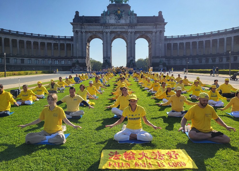 Image for article Bruselas, Bélgica: La gente se informa sobre Falun Gong y la persecución del PCCh en el Día Internacional de la Paz