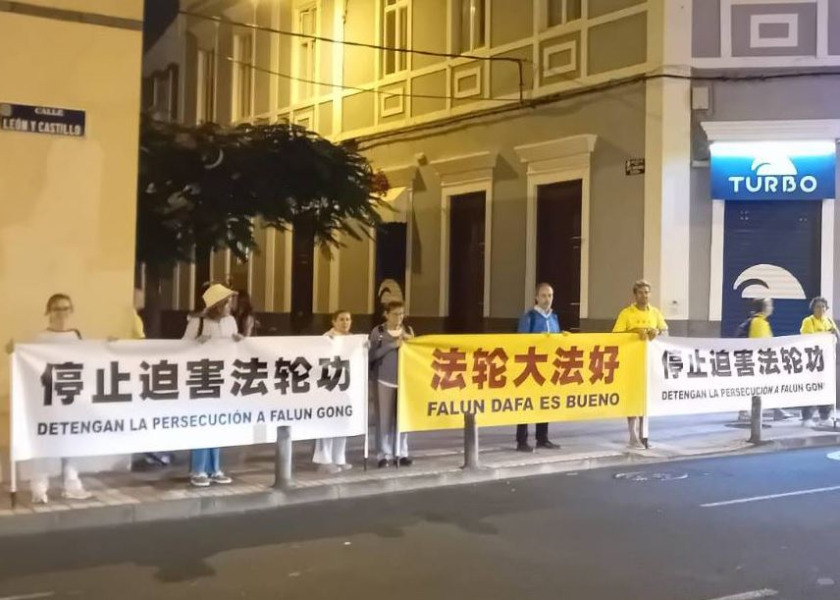 Image for article ​España: La policía protege la protesta de un grupo de Falun Dafa frente al hotel del líder chino Xi Jingping