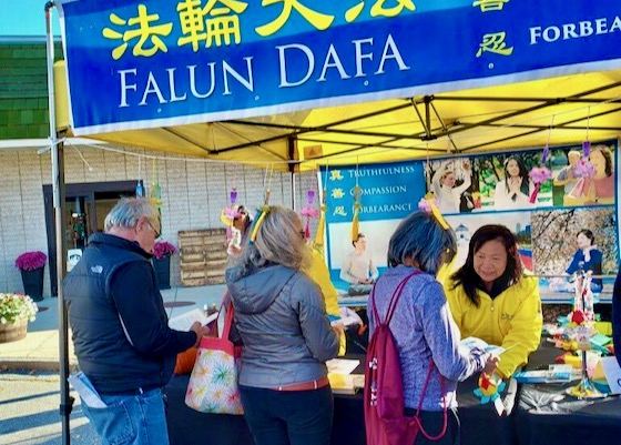 Image for article Laconia, New Hampshire, EE. UU.: Promoviendo Falun Dafa en el Festival de la Calabaza