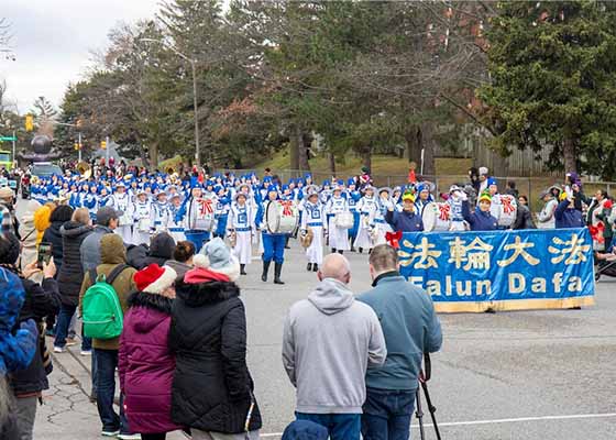 Image for article Toronto: Los principios de Falun Dafa son elogiados durante los desfiles de Navidad