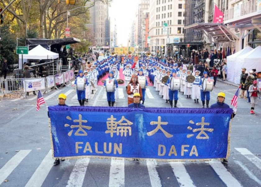 Image for article ​Manhattan, Nueva York: La gente aprecia Falun Dafa durante el desfile del Día de los Veteranos más grande del país