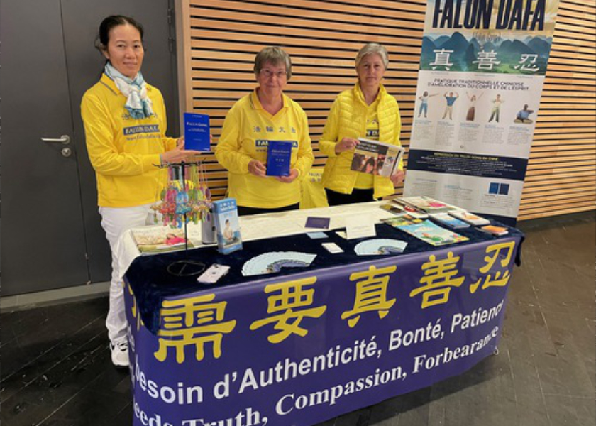 Image for article Dando a conocer Falun Dafa en una exposición de salud al oeste de Francia