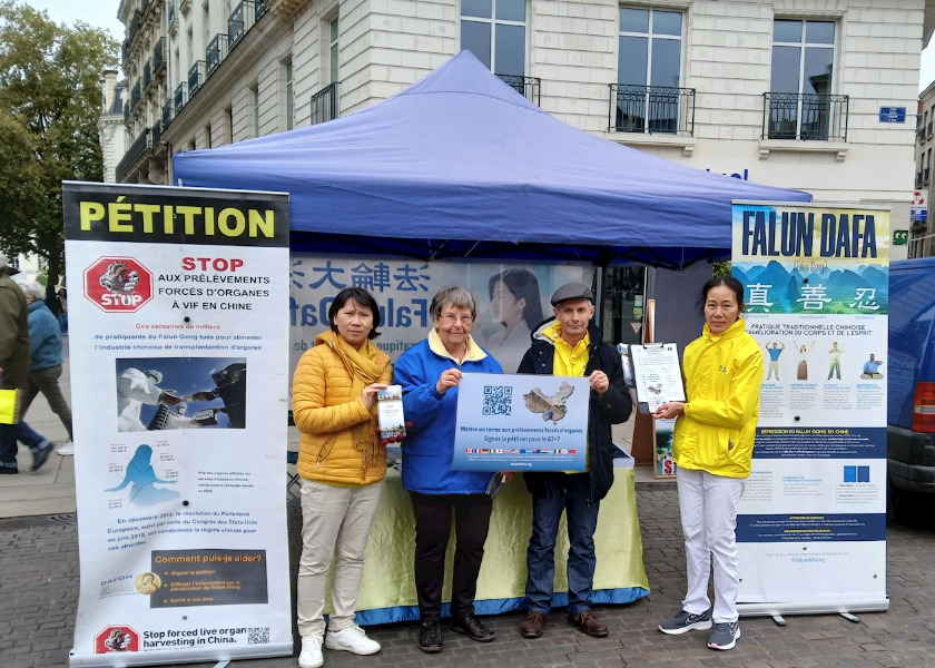 Image for article Francia: La gente condena la persecución a Falun Dafa durante un acto en la Place Royale de Nantes