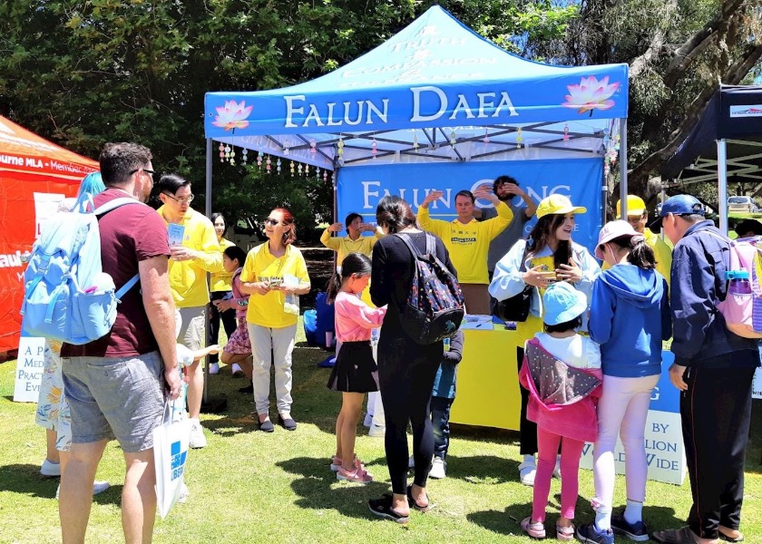 Image for article Falun Dafa bienvenido en la Feria de la Comunidad de Rotary Carine en Australia Occidental