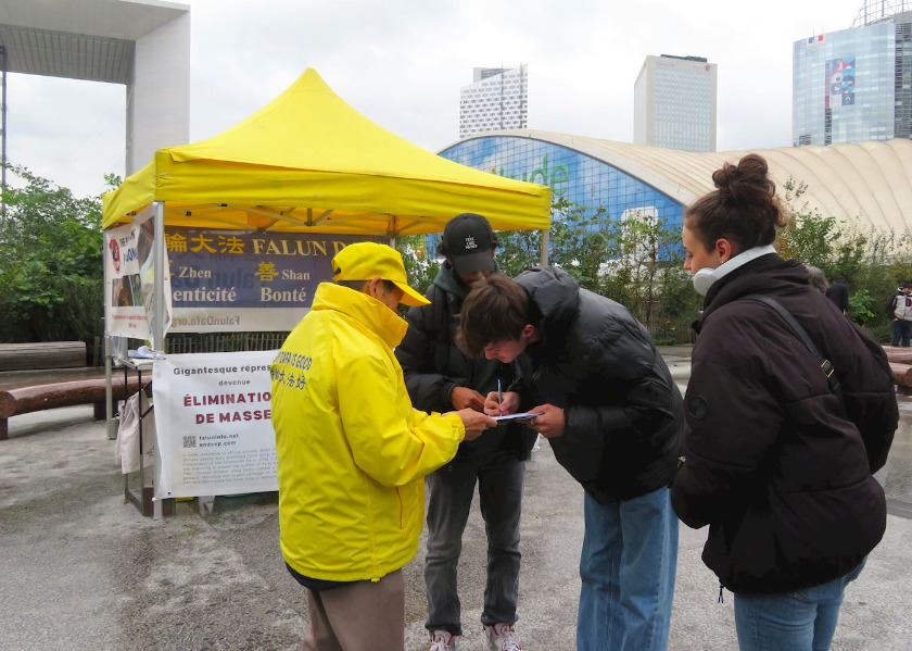 Image for article París: la gente muestra su apoyo a Falun Dafa en eventos informativos