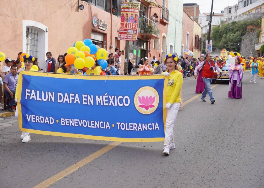 Image for article México: Falun Dafa es bienvenido en el desfile de la Feria de Tlaxcala