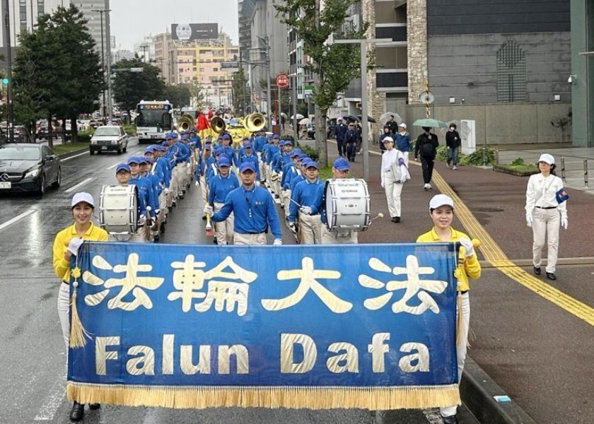 Image for article Japón: La gente apoya a los practicantes de Falun Gong durante el desfile para crear conciencia sobre la persecución en China