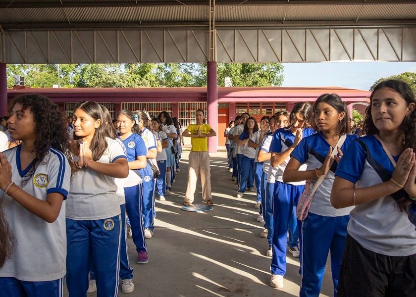 Image for article México: Más de seiscientos estudiantes y sus profesores aprenden los ejercicios de Falun Dafa