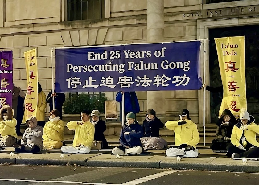 Image for article Reino Unido: Los practicantes de Falun Dafa realizan una vigilia con velas en el Día de los Derechos Humanos para protestar contra la persecución