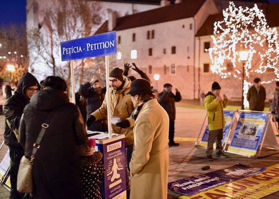 Image for article Eslovaquia: Residentes y turistas condenan la persecución a Falun Dafa