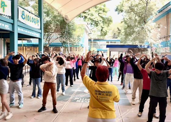 Image for article Practicantes presentan Falun Dafa en una escuela de la Ciudad de México