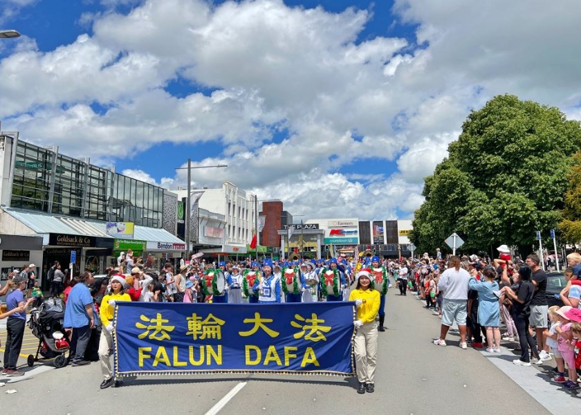 Image for article Nueva Zelanda: Practicantes de Falun Dafa participan en desfiles navideños en cinco ciudades