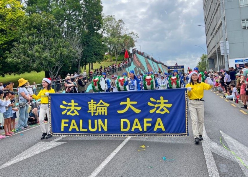 Image for article Nueva Zelanda: Practicantes de Falun Dafa participan en siete desfiles navideños