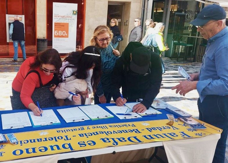 Image for article Cartagena, España: Residentes y turistas expresan su apoyo a Falun Dafa