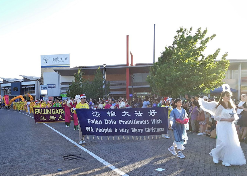 Image for article ​Perth, Australia: Un grupo de Falun Dafa se presenta en un desfile navideño