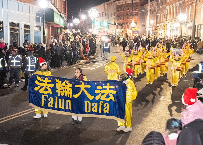 Image for article Upstate New York, EE. UU.: El grupo de Falun Dafa es bienvenido en los desfiles de iluminación navideña