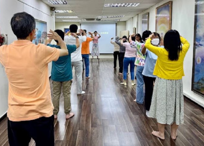 Image for article Singapur: Nuevos estudiantes valoran la clase de Falun Dafa de nueve días