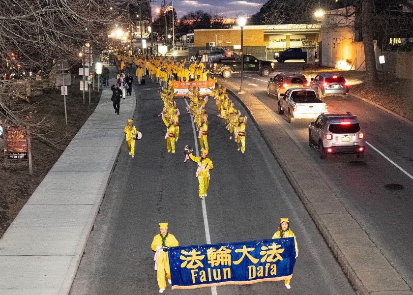 Image for article Nueva York y Pensilvania, EE. UU.: practicantes de Falun Dafa participan en el desfile navideño