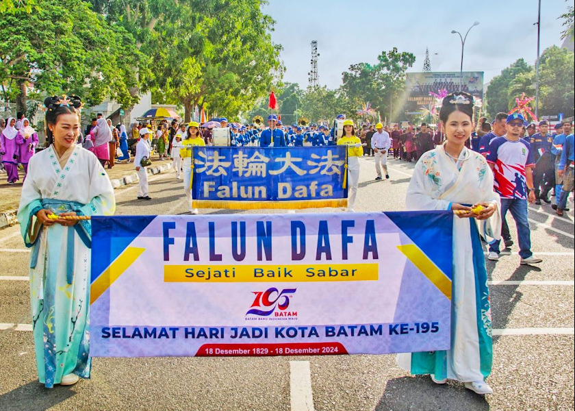 Image for article Indonesia: El grupo de Falun Dafa brilla en el desfile del aniversario de la ciudad de Batam