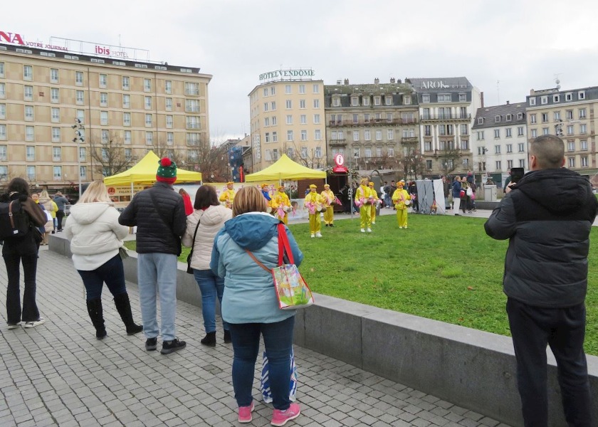 Image for article Estrasburgo, Francia: Apoyo local a los esfuerzos de Falun Gong para poner fin a la persecución