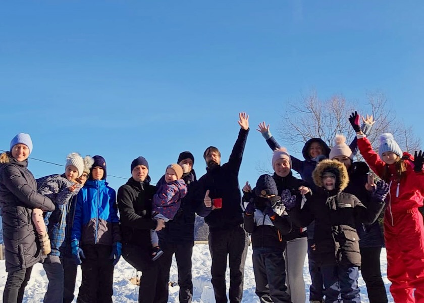 Image for article ​Los niños aprenden paciencia y bondad en el primer campamento de invierno de Minghui en Rumania