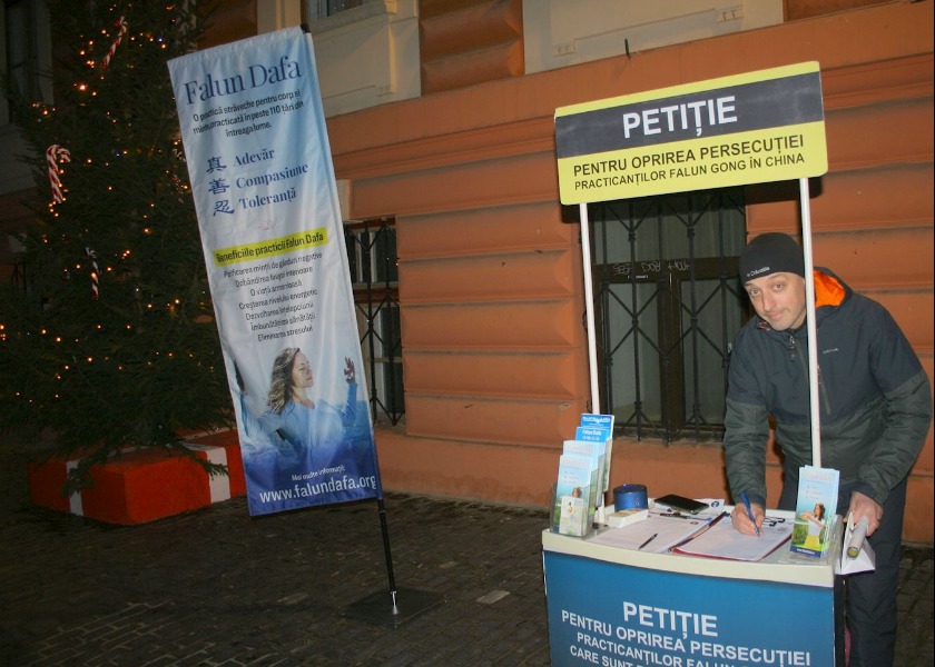 Image for article Rumania: La gente alaba los principios de Falun Dafa durante un evento en Brasov