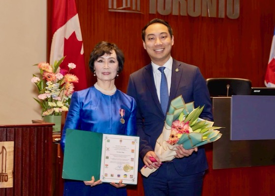 Image for article ​Artista de Shen Yun condecorada con la Medalla de la Coronación del Rey Carlos III