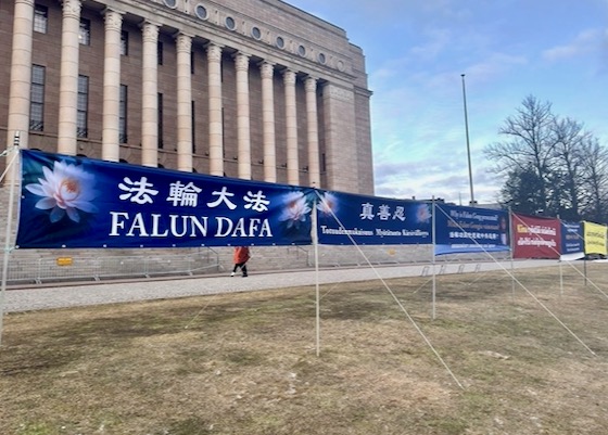 Image for article Helsinki, Finlandia: Exponiendo la persecución del Partido Comunista Chino frente al edificio del Parlamento