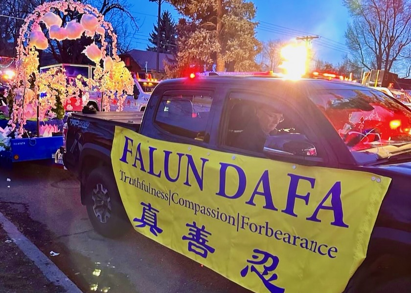 Image for article Colorado, EE.UU.: Presentación de Falun Dafa en el Desfile de Luces de las Nieves en Durango