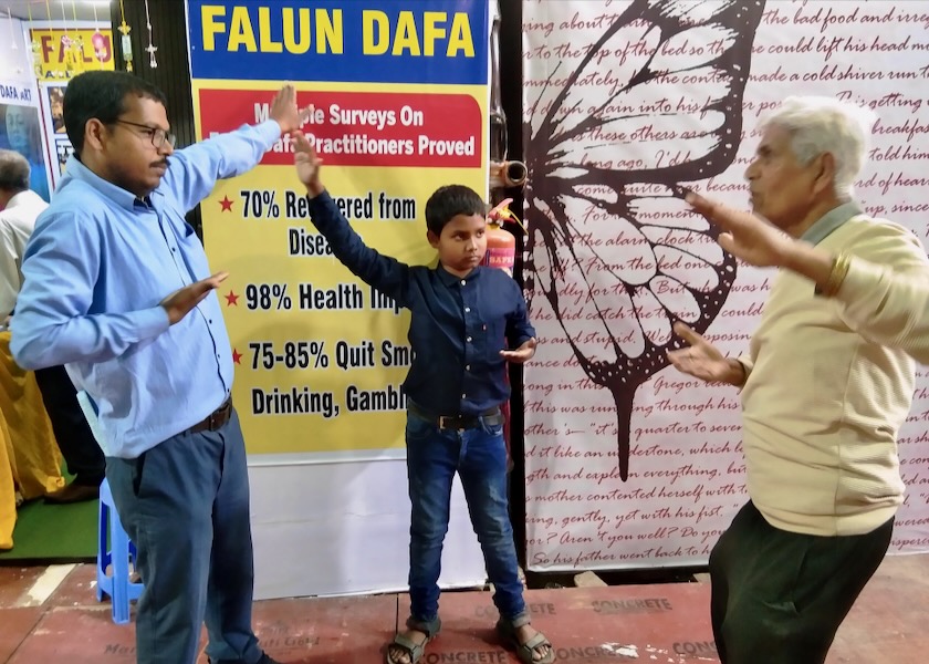 Image for article ​India: Miles de personas dan la bienvenida a Falun Dafa en la 48ª Feria Internacional del Libro de Calcuta