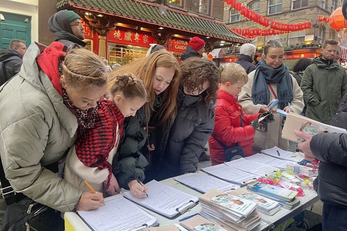 Image for article Londres, Reino Unido: Presentación de Falun Dafa durante las celebraciones del Año Nuevo Chino en Chinatown