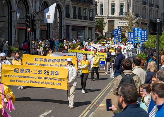 Image for article ​Londres: Practicantes de Falun Dafa realizan un gran desfile para conmemorar la protesta pacífica del 25 de abril
