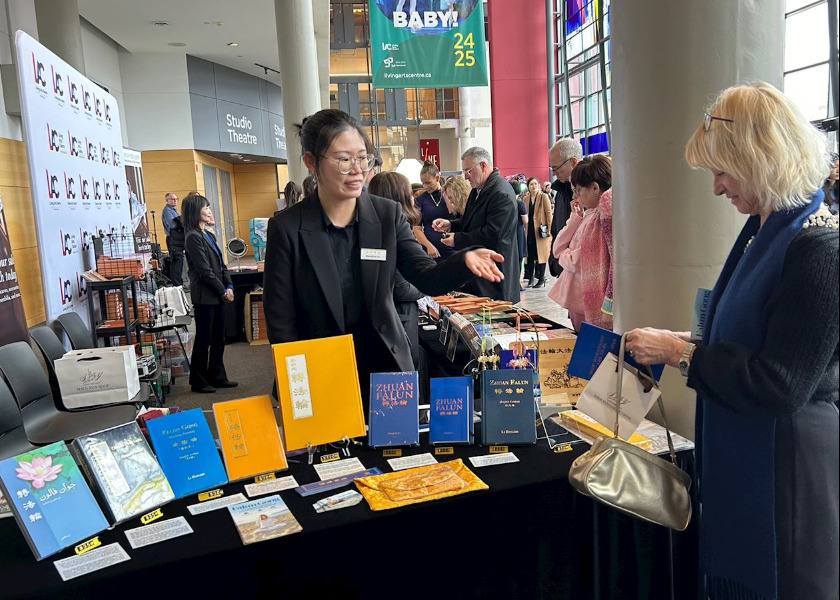 Image for article ​Los espectadores compran libros de Falun Dafa después de ver Shen Yun: «Esta práctica es muy poderosa»