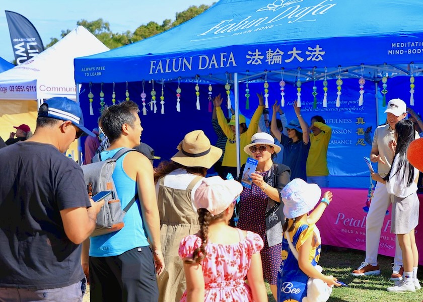 Image for article Melbourne, Australia: La gente aprende sobre Falun Dafa en eventos comunitarios