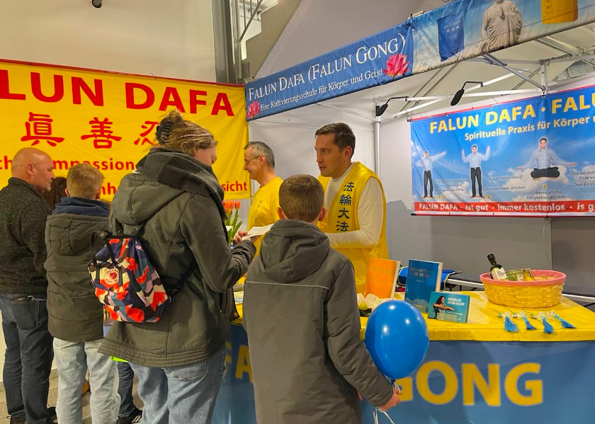Image for article Alemania: Presentando Falun Dafa en la Exposición de Vitalidad y Salud