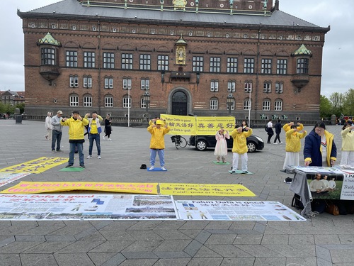 Image for article Dinamarca: La gente se identifica con los principios de Falun Dafa en el evento del Día Mundial de Falun Dafa en Copenhague