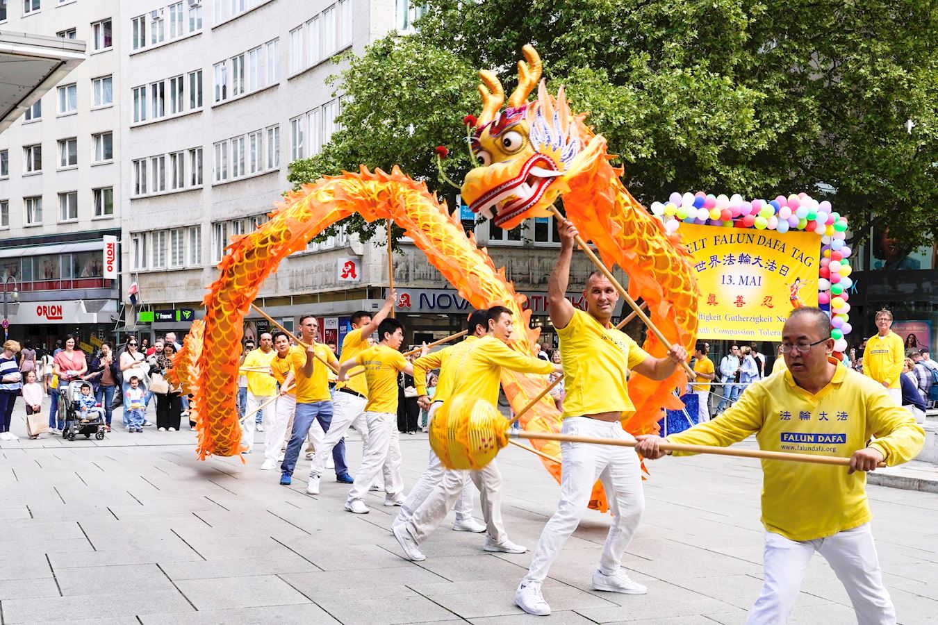 Image for article Frankfurt: Los practicantes celebran el Día Mundial de Falun Dafa con el público
