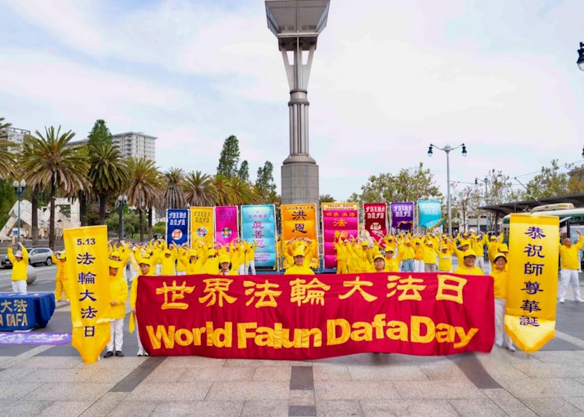 Image for article California, EE. UU.: La gente en San Francisco admira el desfile que celebra el Día Mundial de Falun Dafa