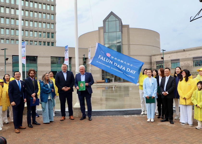 Image for article Bandera izada en Barrie, Canadá, celebra el Día Mundial de Falun Dafa 2025