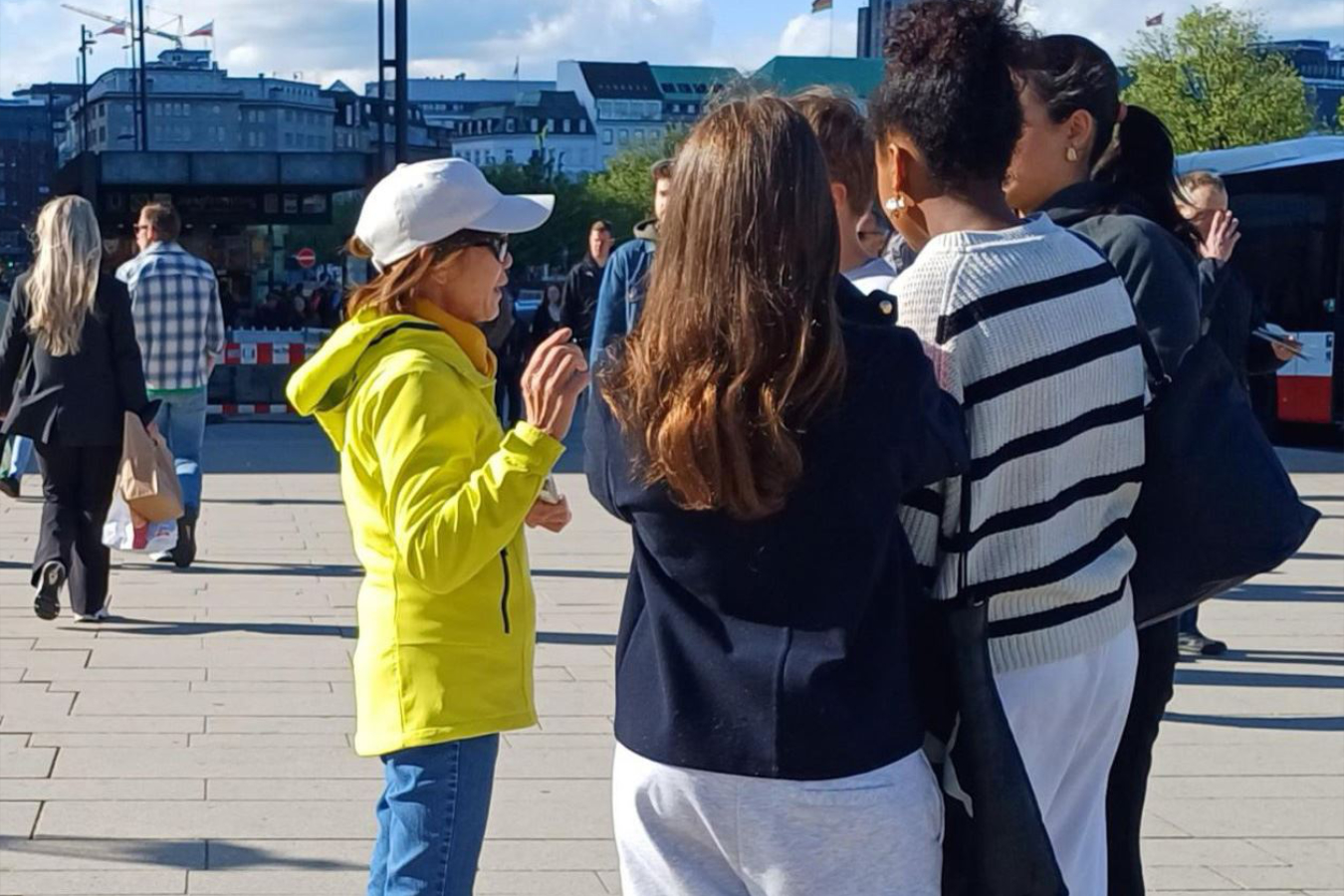 Image for article ​Hamburgo, Alemania: la gente apoya a Falun Dafa en un evento conmemorativo de la Apelación Pacífica de 1999